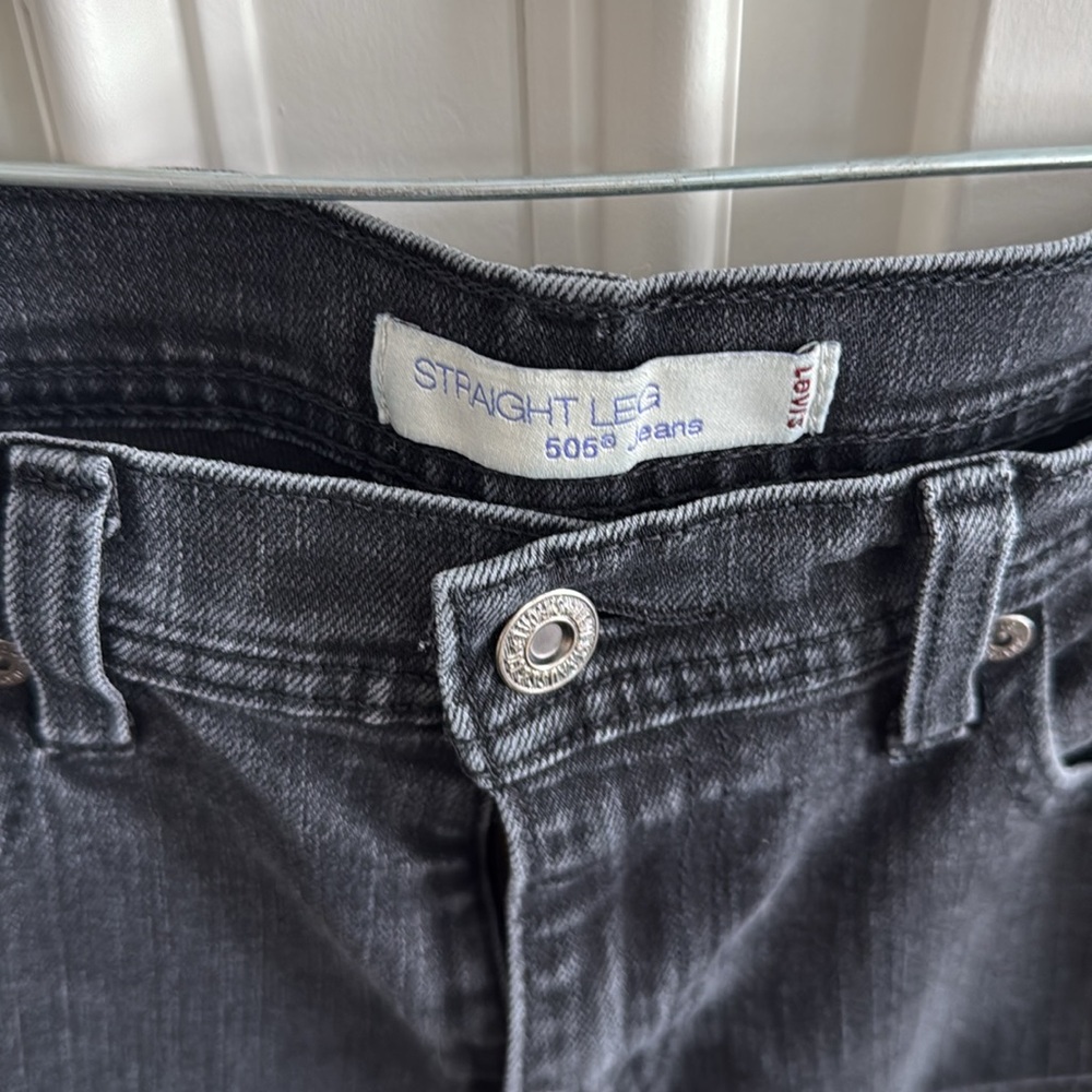 Levis Ladies Vintage 505 straight leg jeans in Faded Black 8 - Picture 4 of 9